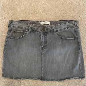 Old Navy light gray denim mini skirt, women’s size 14